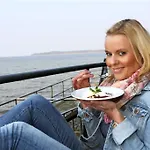 & Restaurant Utkiek 호텔 그라이프스발트